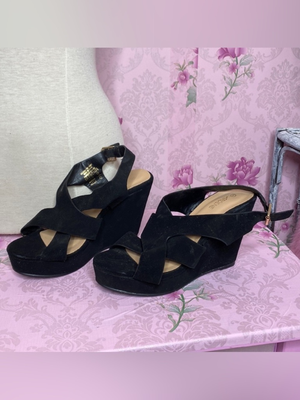 🌹 Faux Suede Platform Wedge Sandals 🌹 Like New